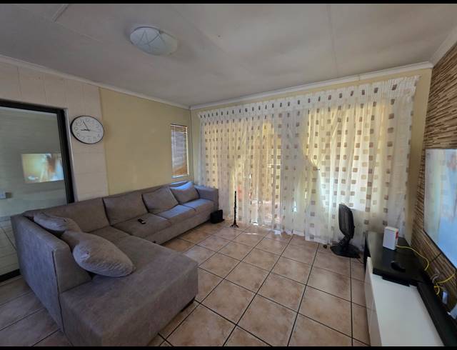 2 BEDROOM TOWNHOUSE FOR SALE IN SASOLBURG EXT 11